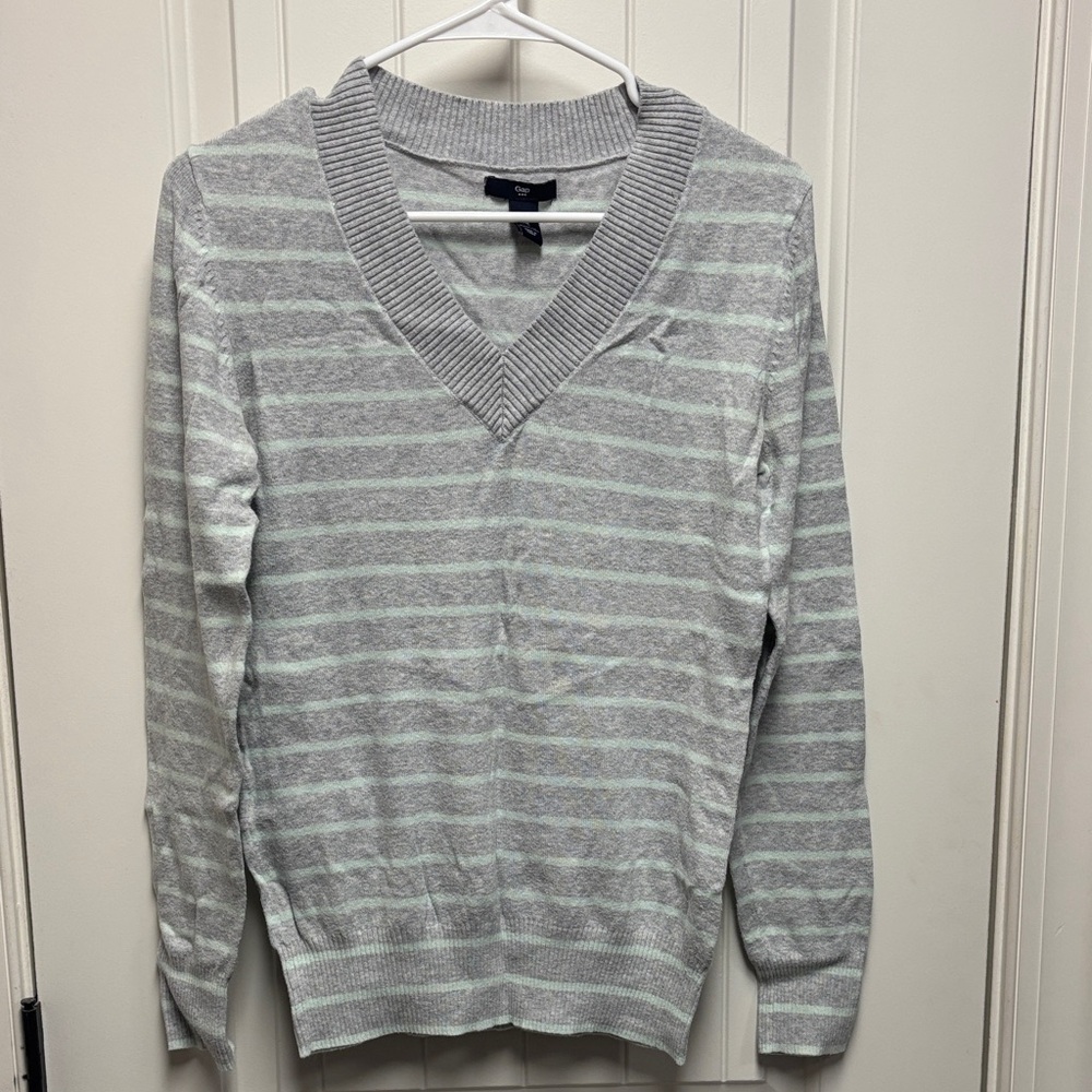 GAP Women's V-Neck Sweater in Light Gray Stripes